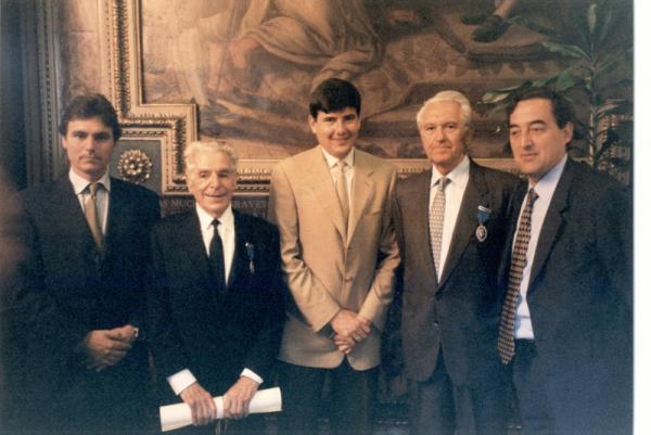 Medalla de oro al trabajo. Sr. Palau M.,  Sr. Soler,  Sr. Pimentel, Sr. Palau F. y Sr. Rosell. Medalla de oro al trabajo (España), 1999
